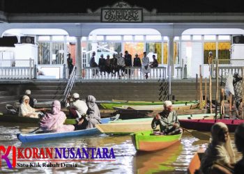 Demi Shalat Tarawih, Warga Jambi Lalui Banjir Pakai Perahu