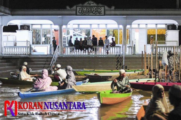 Demi Shalat Tarawih, Warga Jambi Lalui Banjir Pakai Perahu