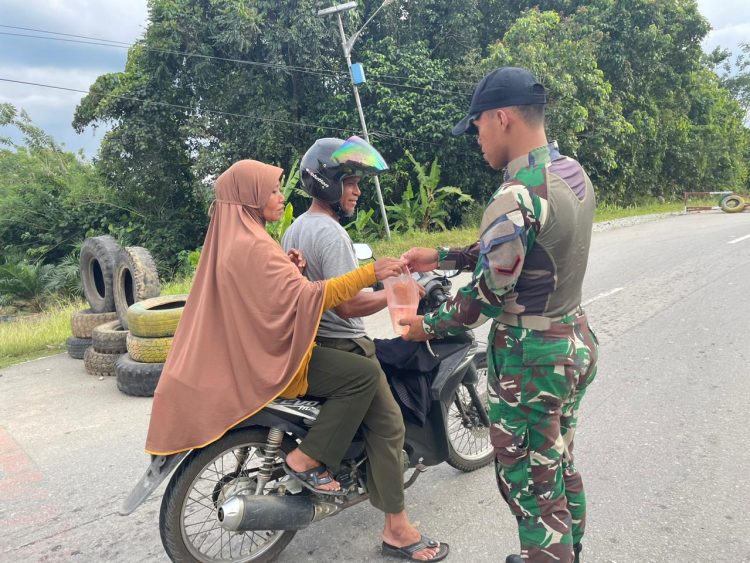 Satgas Pamtas RI-MLY Yonarmed Berbagi Takjil Pada Masyarakat