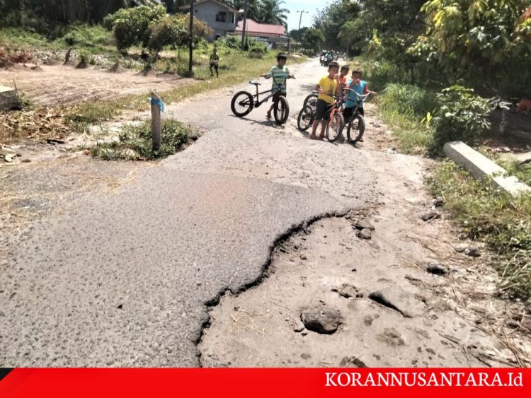 Jalan Rusak Parah Tak ada Perbaikan, Warga Nyesal dulu Dukung RHS-ZW