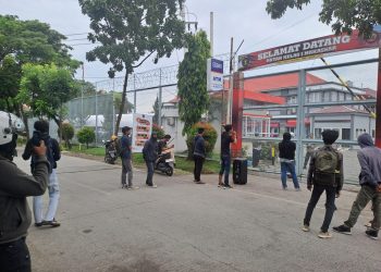 Mahasiwa Gelar Demonstrasi Di Depan Rutan Kelas 1 Makassar