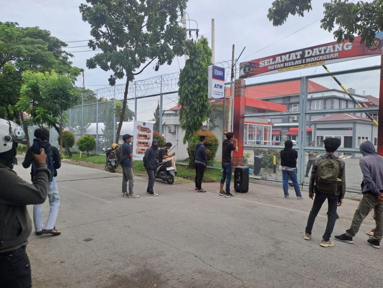 Mahasiwa Gelar Demonstrasi Di Depan Rutan Kelas 1 Makassar