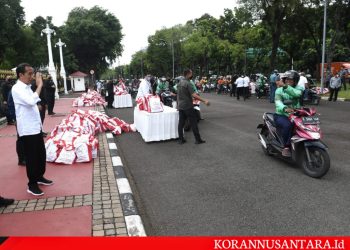 Jokowi Kembali Berbagi Sembako ke Masyarakat di Depan Istana