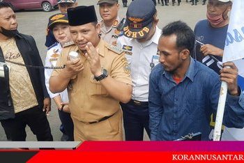 Jalan Rusak Sejumlah Warga Demo ke Kantor Camat Dukuhseti