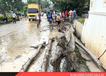 Jerit Tangis Emak Emak,Akibat Di Terjang Aliran Longsoran Abu PLTU Sijantang