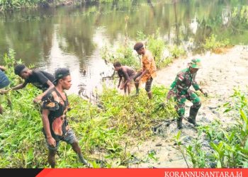 Cegah Terjadinya Banjir, Satgas Yonif 125/SMB Karya Bhakti Bersihkan Sungai Bersama Masyarakat