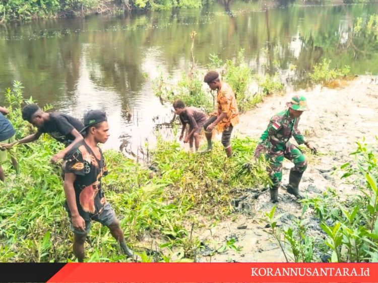 Cegah Terjadinya Banjir, Satgas Yonif 125/SMB Karya Bhakti Bersihkan Sungai Bersama Masyarakat