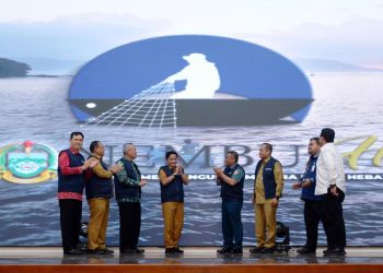 Pj Gubsu Serahkan Asuransi Pada Nelayan