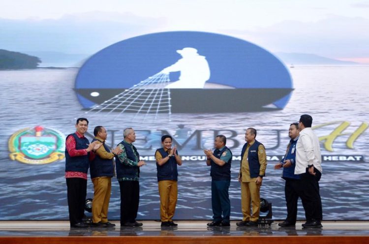 Pj Gubsu Serahkan Asuransi Pada Nelayan