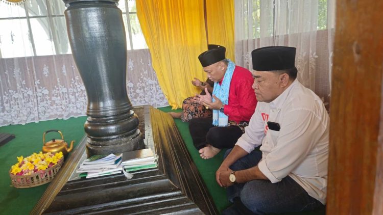 Dr.Didi Tasidi Calon Jaksa Agung 2024 Kunjungi Makam Kesultanan Kutai