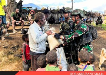 Ringankan Beban Warga Yang Berduka, Yonif 323/BP Berikan Bantuan Sembako