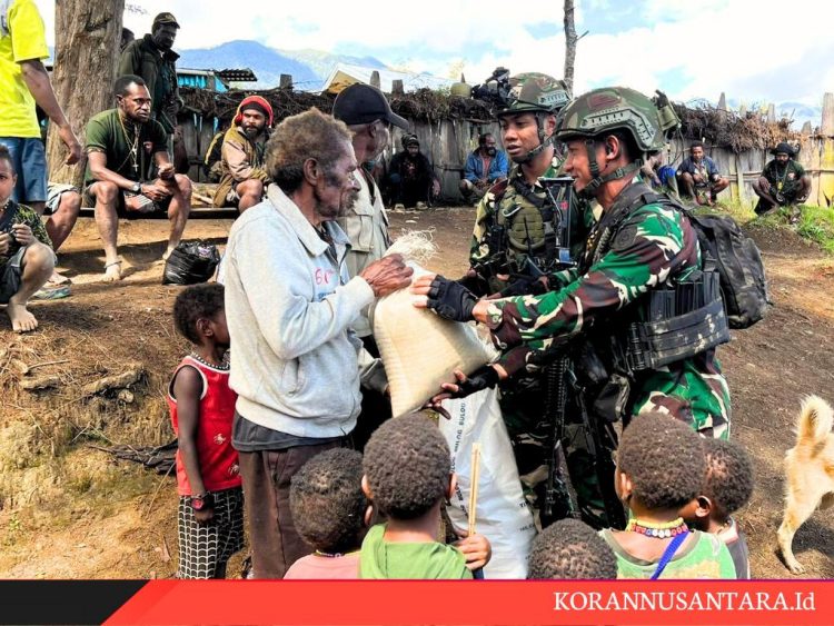Ringankan Beban Warga Yang Berduka, Yonif 323/BP Berikan Bantuan Sembako