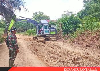 TMMD Ke-121 Dandim 1210/Landak Buka Akses Jalan Dan Kerahkan Dua Alat Berat