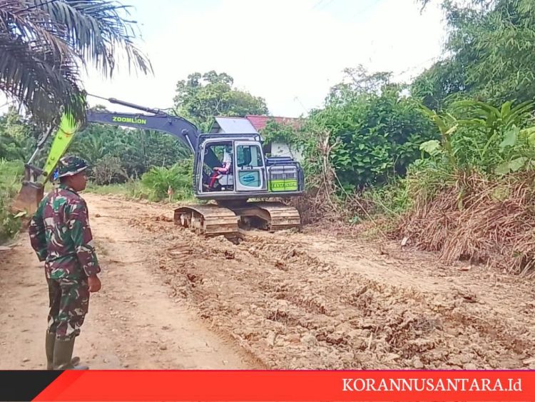 TMMD Ke-121 Dandim 1210/Landak Buka Akses Jalan Dan Kerahkan Dua Alat Berat