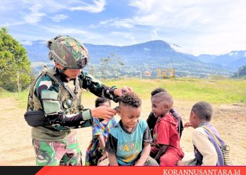 Satgas TNI Peduli Pangkas Rambut Disambut Ceria Anak-Anak Gome