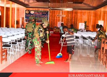 Warga Antusias Bersama TNI Kerja Bakti Pembersihan Gereja Kingmi Ebenezer