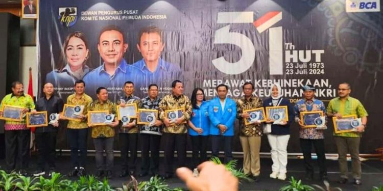 Makin MANYALA! Nikson Nababan Terima KNPI Award 2024