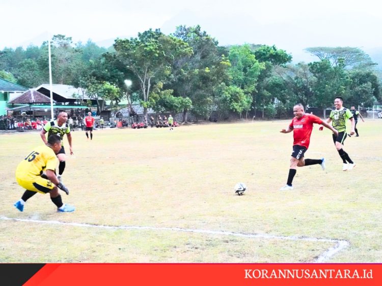 Pangkostrad Adu Skill Sepak bola Dengan Pangdivif 2 Kostrad, Ada Apa ?