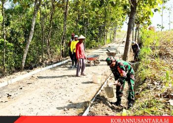 Babinsa Kerja Bakti Dalam Pengurukan Jalan
