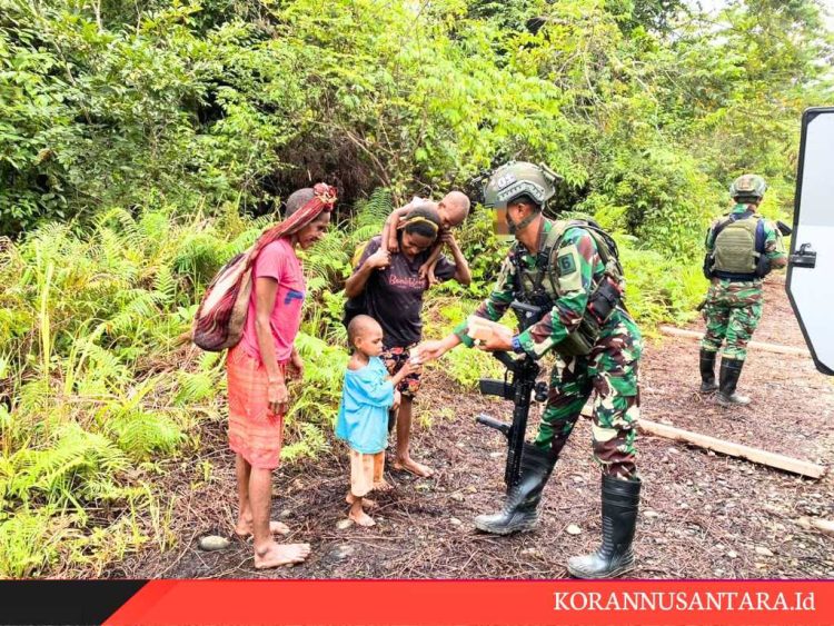 Berbagi Kasih Persaudaraan, Warga Muara Sambut Antusias TNI Marinir