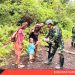 Berbagi Kasih Persaudaraan, Warga Muara Sambut Antusias TNI Marinir