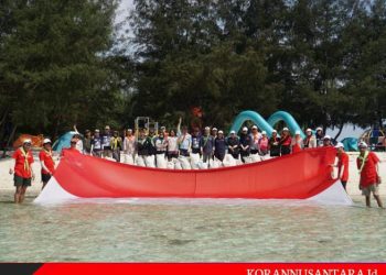 PKN Mapala Se-Indonesia Sukses Kibarkan Bendera Merah Putih Di Pulau Pramuka
