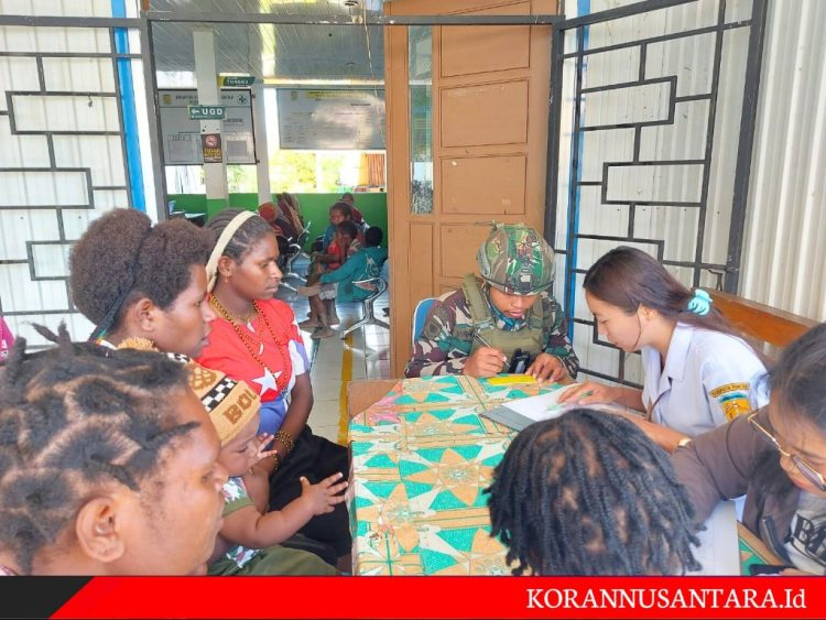 Satgas TNI Bekerjasama Dengan Puskesmas Sinak Gelar Imunisasi Polio