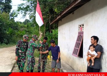 Jelang HUT RI Ke-79, Anggota Satgas TMMD Ke 121 Kodim 1210/Landak Bagikan Bendera Merah Putih Untuk Warga