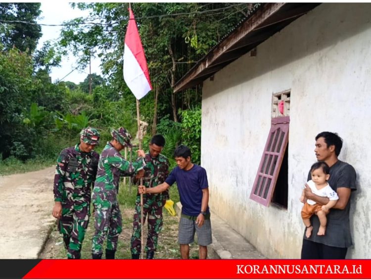 Jelang HUT RI Ke-79, Anggota Satgas TMMD Ke 121 Kodim 1210/Landak Bagikan Bendera Merah Putih Untuk Warga