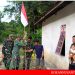 Jelang HUT RI Ke-79, Anggota Satgas TMMD Ke 121 Kodim 1210/Landak Bagikan Bendera Merah Putih Untuk Warga