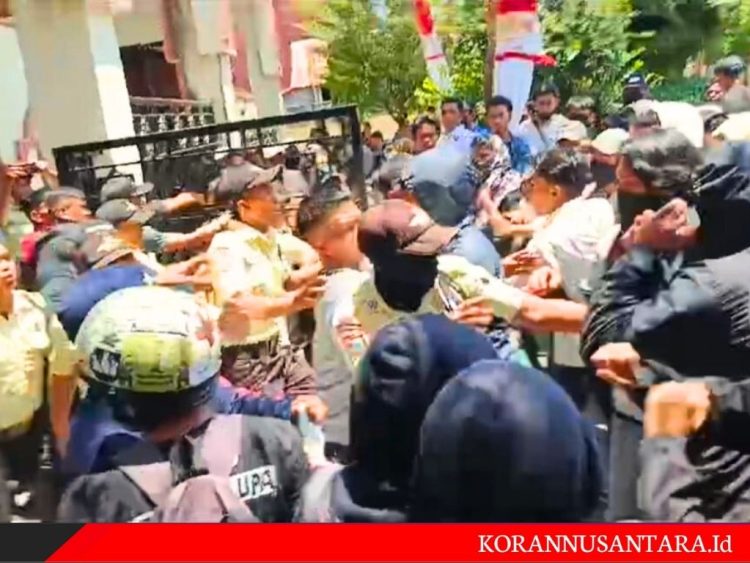 Mahasiswa Yang bertanya kepada Rocky Gerung mengenai Surat Edaran Rektor UINAM Dikeroyok Satpam Beramai-Ramai