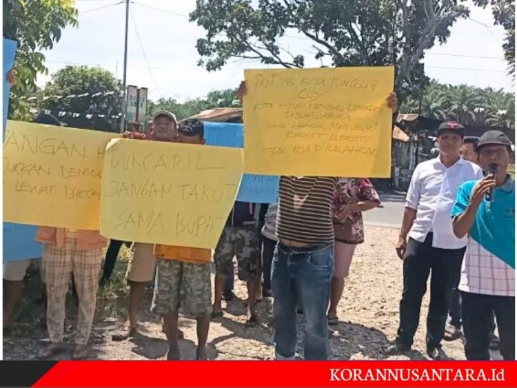 Imbas Tak Keluarkan KTP Warga, Massa akan Laporkan Kadisdukcapil Labura ke Kemendagri