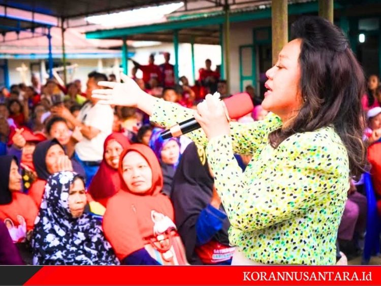 Satika Simamora Tangis Haru Saat Tetua Marga Tambunan Mendoakanya Sukses di Pilkada Taput 2024