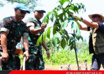 Panglima TNI Bagikan Sembako ke Warga dan Tanam Pohon di PMPP Bogor