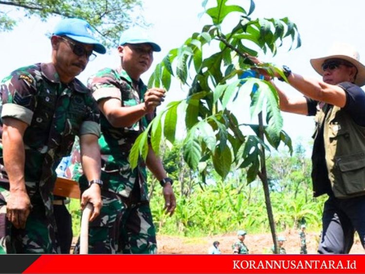 Panglima TNI Bagikan Sembako ke Warga dan Tanam Pohon di PMPP Bogor