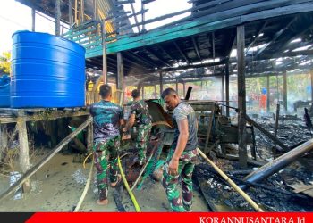 Aksi Cepat Tanggap Prajurit Satgas Pamtas Yonarmed 11 Kostrad Bantu Padamkan Kebakaran Rumah Milik Warga