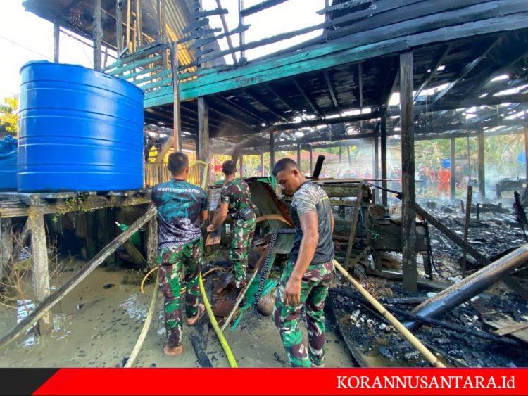 Aksi Cepat Tanggap Prajurit Satgas Pamtas Yonarmed 11 Kostrad Bantu Padamkan Kebakaran Rumah Milik Warga