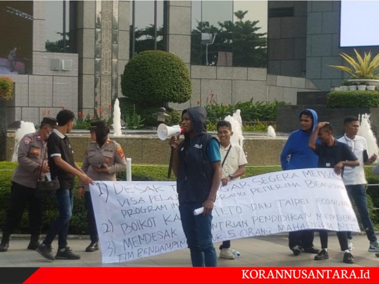 Kantor TETO Jakarta Diduga Persulit Visa Pelajar Penerima Beasiswa Program INTENSE, MPK Gelar Aksi Unjuk Rasa