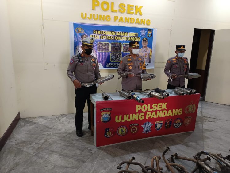 Polsek Ujung Pandang melaksanakan Pemusnahan Knalpot Brong Hasil Operasi Cipta Kondisi