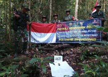 Satgas Pamtas Yonarmed 11 Kostrad Pos Gabma Simanggaris Laksanakan Patroli Patok di Perbatasan RI-Malaysia