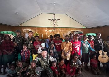 Warga Bilogai Semangat Latihan Musik Bersama Satgas Habema