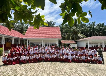 Satgas Pamtas Yonarmed 11 Kostrad Tanamkan Jiwa Nasionalisme kepada Anak-Anak di Perbatasan