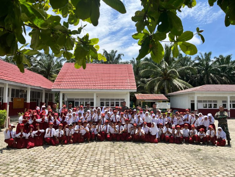 Satgas Pamtas Yonarmed 11 Kostrad Tanamkan Jiwa Nasionalisme kepada Anak-Anak di Perbatasan