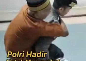 Personil Polri di Pelabuhan Soekarno Hatta Bantu Penumpang Sakit