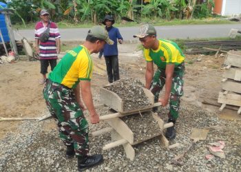 Bentuk Kepedulian, Satgas Pamtas Yonarmed 11 Kostrad Bantu Pembuatan Rumah di Perbatasan