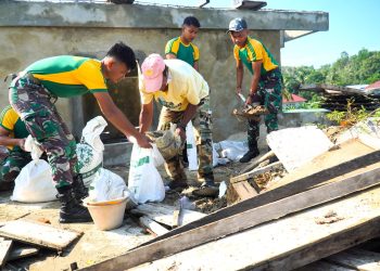 Semangat Gotong Royong Membangun Masjid Satgas Pamtas Bersama Masyarakat di Perbatasan