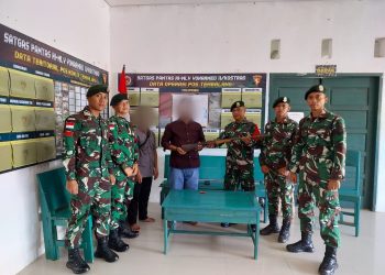 Warga Serahkan Senjata ke Satgas Pamtas Yonarmed 11 Kostrad