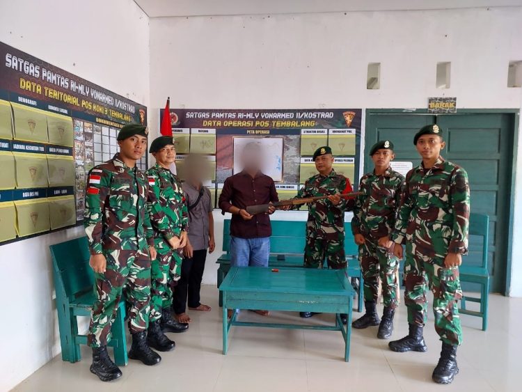 Warga Serahkan Senjata ke Satgas Pamtas Yonarmed 11 Kostrad