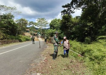 Satgas Yonif 512/QY Gotong Royong Bersama Masyarakat Bersihkan Jalan di Kampung Unggalom