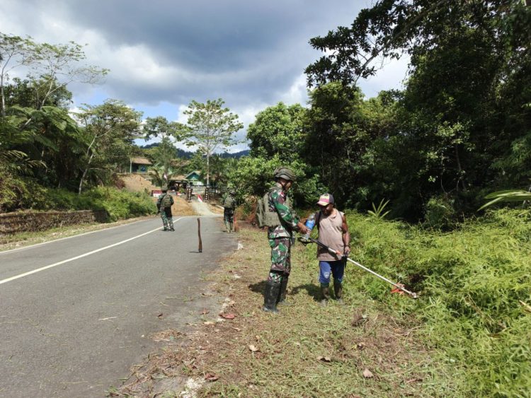 Satgas Yonif 512/QY Gotong Royong Bersama Masyarakat Bersihkan Jalan di Kampung Unggalom